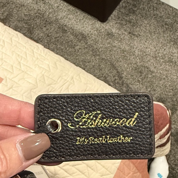 Luxury Leather shoulder bag by Ashwood - Picture 5 of 11